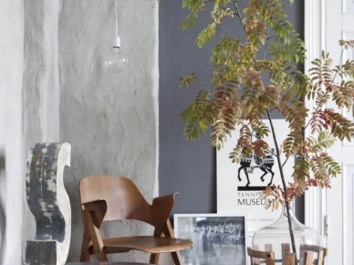 Srebrny metalowy stolik siedzisko,wapienne tynki i czarna farba na ścianie, , żarówka na białym kablu,drewniane krzesło w nowoczesnym stylu (25994)