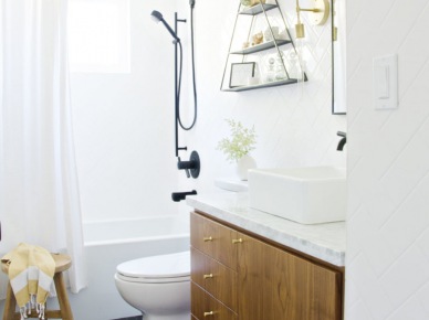 Aranżacja małej łazienki w bieli i drewnie (50226)