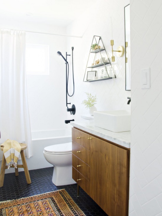 Aranżacja małej łazienki w bieli i drewnie