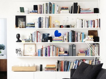 Półki na książki w salonie // Bookshelves in the living room – LEMONIZE.ME (27287)