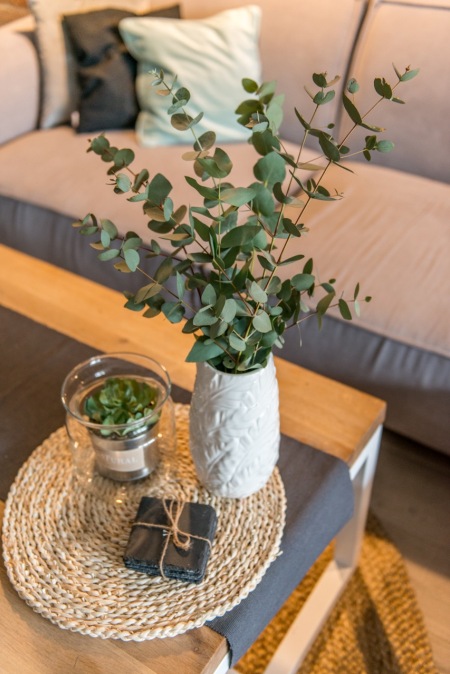 Ozdobny wazon z rośliną na stoliku kawowym