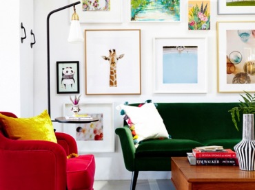 Zielona sofa i bordowy fotel w ciekawie urządzony salonie - to jest w biurze!:)wow