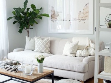 W małym salonie stworzono bardzo przytulny klimat. Biała sofa rozjaśnia wnętrze, a pastelowe dodatki podkreślają jego...