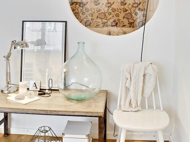 Szklana butla,industrialny stolik, żarówka w drucianej oprawie na kablu przy ścianie z okragłym otworem do sypialni (25538)