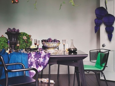 Fiolety i zielenie w aranzacji światecznej jadalni w zmiksowanej stylowo jadalni z czarnym stołem (27547)