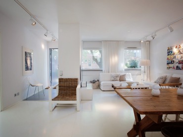 piękny i minimalistyczny przykład połączenia kilku pomieszczeń na jednej przestrzeni - to skandynawski salon razem z...