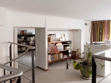Pokój biurowy na otwartej przestrzeni mieszkania z wewnętrznymi schodami (21238)