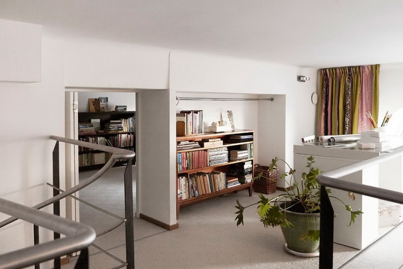 Pokój biurowy na otwartej przestrzeni mieszkania z wewnętrznymi schodami