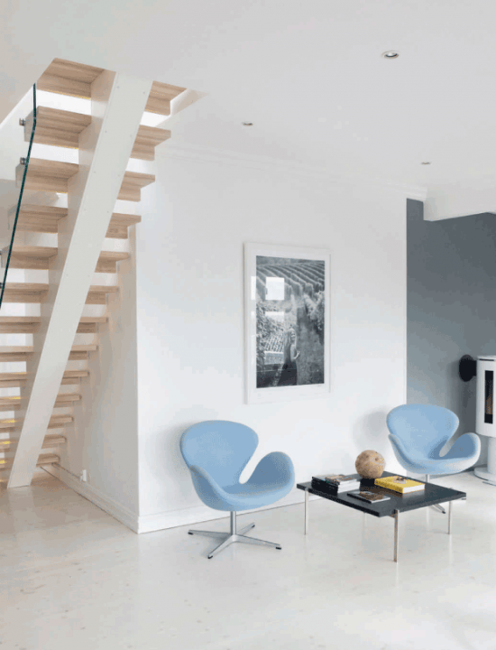 Drewniane ażurowe schody z nowoczesną szklaną balustradą