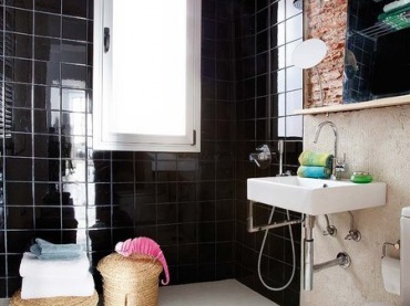 hiszpańskie mieszkanko z czerwoną cegłą i i ciekawą łazienką, która łączy razem różne style i kolory. Miłe,...