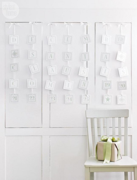 Pomysł na biały kalendarz adwentowy z wiszącymi karteczkami na tasiemkach