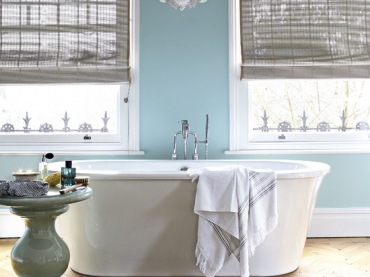 przykłady niebieskich łazienek - ten kolor powraca do łask, bo pięknie się prezentuje w zestawieniu z białą wanną i...