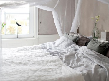 Delikatnie udrapowany na kształt baldachimu tiul to przepiękna dekoracja tej wygodnej sypialni. Pościel i przykrycie na...