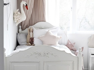 Białe rzeźbione łóżko w pastelowym pokoju dziecięcym (51562)