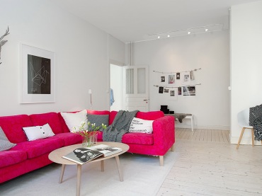 Rózowy narożnik,drewniany owalny stolik,biało-czarne fotografie i grafiki na ścianie w salonie skandynawskim (24604)