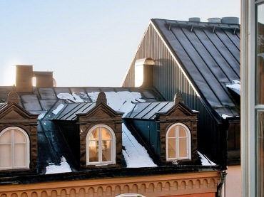 To mieszkanie w Sztokholmie ma idealny rozkład. Na pierwszym zdjęciu widać, że z przedpokoju wchodzimy do...