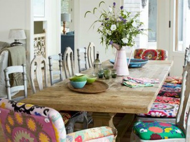 Kolorowe tapicerki na krzesłach i fotelach przy  rustykalnym francuskim stole (21996)