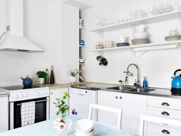 Tradycyjna biała kuchnia skandynawska z otwartymi pólkami na ścianie (23601)