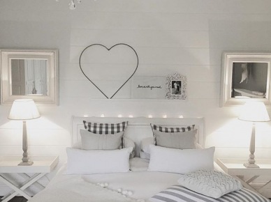 Aranżacja szarej sypialni z romantycznymi dekoracjami (51363)