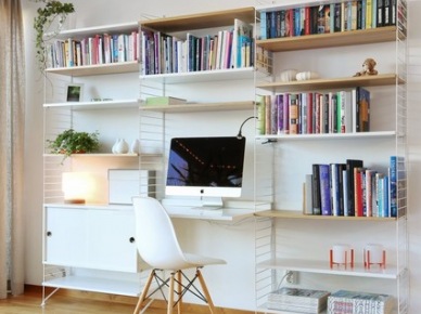 Przestronny pokój biurowy urządzono w skandynawskim stylu. Drewniana podłoga pięknie koresponduje z wiszącymi półkami. Lekkie krzesło i blat biurka idealnie wpisują się w kompozycję...