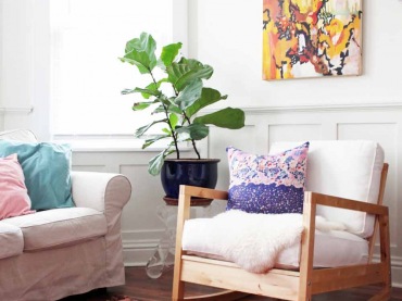 W salonie nie tylko wzorzysty dywan, ale także poduszka czy abstrakcyjny obraz na ścianie znacząco ożywiają jego...