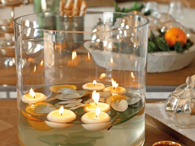 Dekoracja stołu pływającymi świecami w pomarańczowym kolorze (19923)