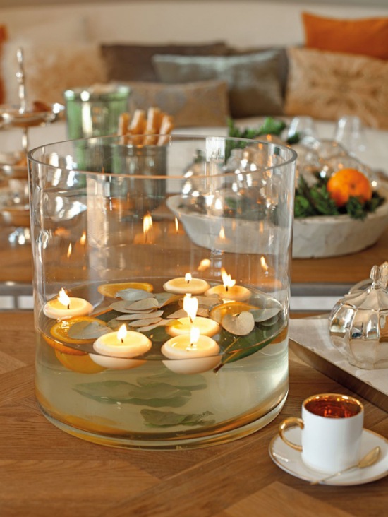Dekoracja stołu pływającymi świecami w pomarańczowym kolorze