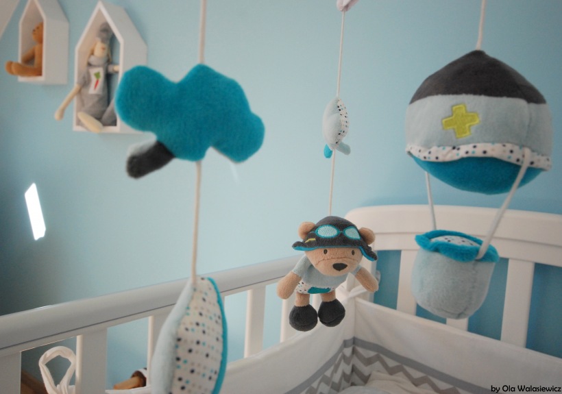 Błękitne zabawki i dodatki do pokoju dziecięcego