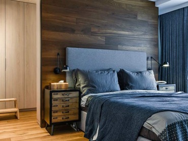 W aranżacji sypialni połączone są dwa klimaty. Drewno wprowadza przytulność i wzbogaca naturalny charakter aranżacji. Z...