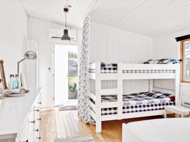 Piętrowe białe łóżka z granatowo-biała dekoracja w aranżacji pokoju dla dzieci (25463)