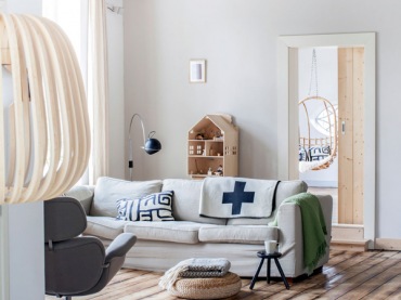 Naturalne drewno, bambus i białe ściany w skandynawskim salonie (21774)