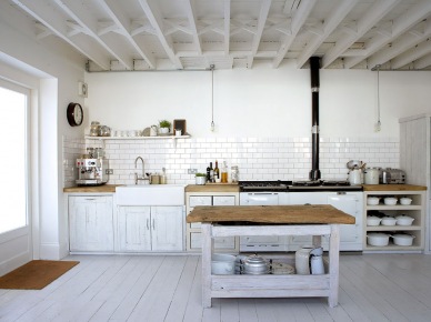 Białe deski na podłodze w   kuchni (25960)