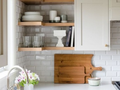 Drewniane półki w małej białej kuchni (53524)