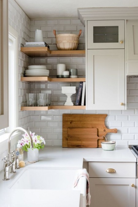 Drewniane półki w małej białej kuchni