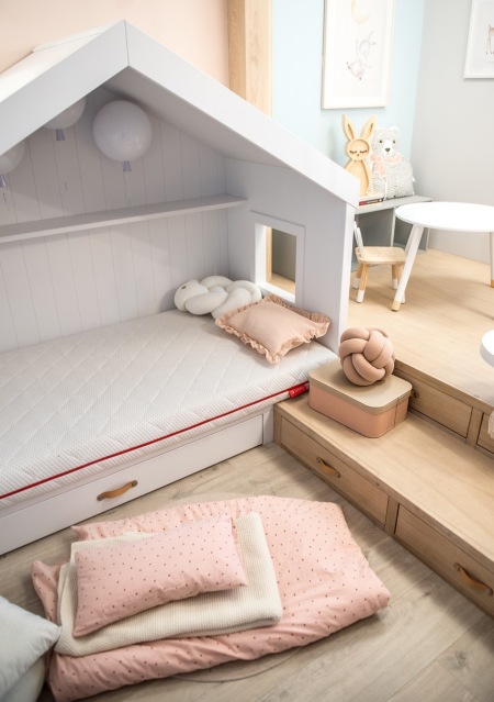 Materac dziecięcy w łóżku o kształcie domku