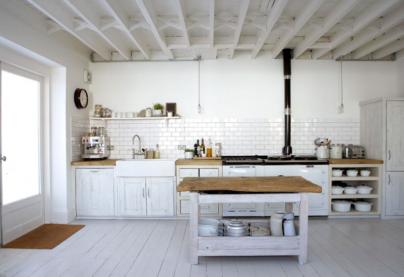 Białe deski na podłodze w   kuchni