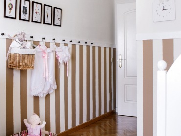 Biało-brązowa lamperia w pasy i wieszaczki na ścianie w pokoju dziecięcym (22115)
