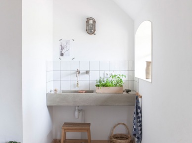 Betonowe schodki i  podpora na umywalkę w białej łazience skandynawsko-rustykalnej (21778)