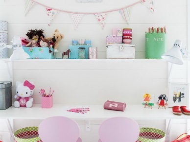 słodki, mały pokoik dla dziewczynek - pełen dekoracji, które rozweselają całe pomieszczenie. Dużo pastelowych kolorów, subtelnych zestawień i doskonałe wykorzystanie...