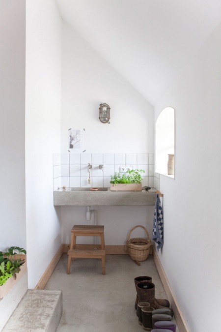 Betonowe schodki i  podpora na umywalkę w białej łazience skandynawsko-rustykalnej