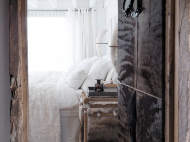Drewniane białe belki w sypialni,drewniane rustykalne drzwi w futerkowej okładzinie w szarym kolorze (27681)