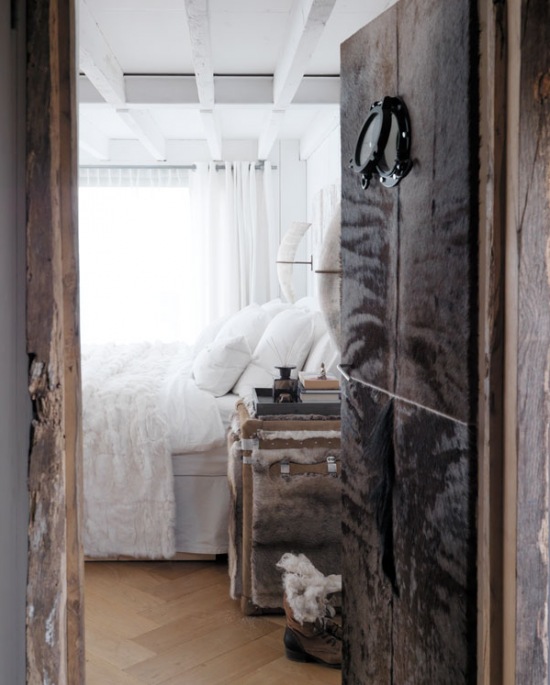 Drewniane białe belki w sypialni,drewniane rustykalne drzwi w futerkowej okładzinie w szarym kolorze