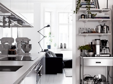 Biała kuchnia z metalowymi szafkami i półkami (20771)