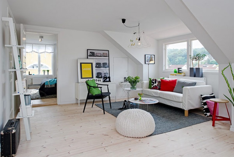 Białe klimatyczne wnętrze z kolorowymi dodatkami - aranżacja mieszkania na poddaszu w stylu skandynawskim (34320)