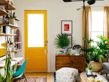 Kolorowe drzwi w mocno nasyconym żółtym kolorze przyciągają do siebie całą uwagę w eklektycznym salonie. Obok innych...