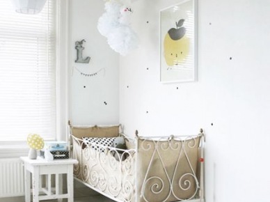 Kute  białe łóżeczko,drewniany taboret stolik i białe ozdobne kule w dekoracji pokoju dziecięcego (26922)