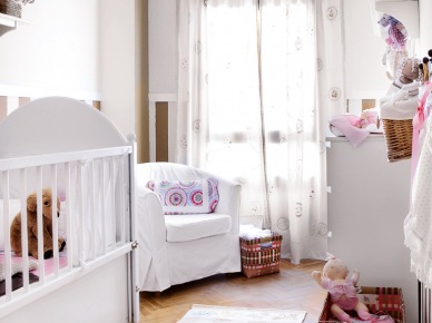 Jak urzadzić mały i wąski pokój dla dziecka w biało-brązowej aranżacji ? (22112)