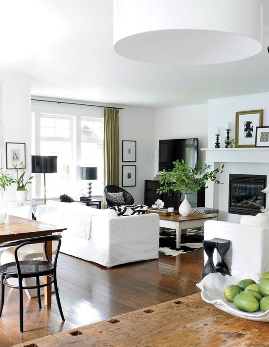 Modern rustic salon w bieli, czerni i ciemnym drewnie z detalami w stylu glamour