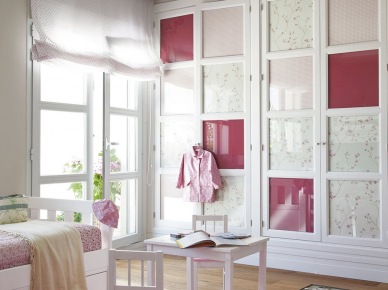 Biało-różowa aranżacja dziecięcego pokoju z zabudowaną szafą przy ścianie (20263)