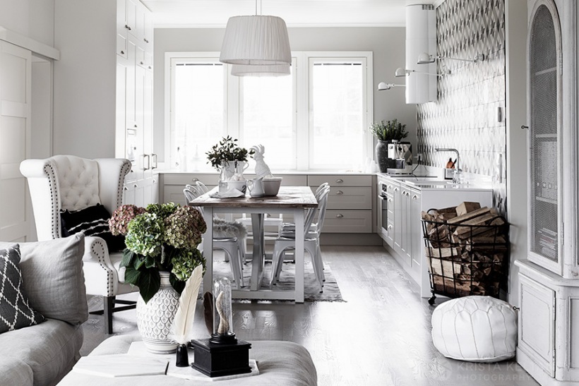 Skandynawska kuchnia w otwartej przestrzeni z salonem,białe meble z drewna w stylu skandynawskim